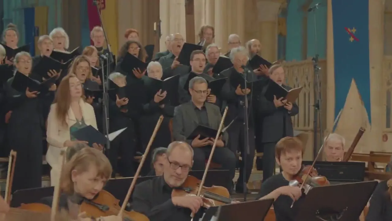 Chœur et musiciens d’orchestre pendant un concert filmé par Yujo