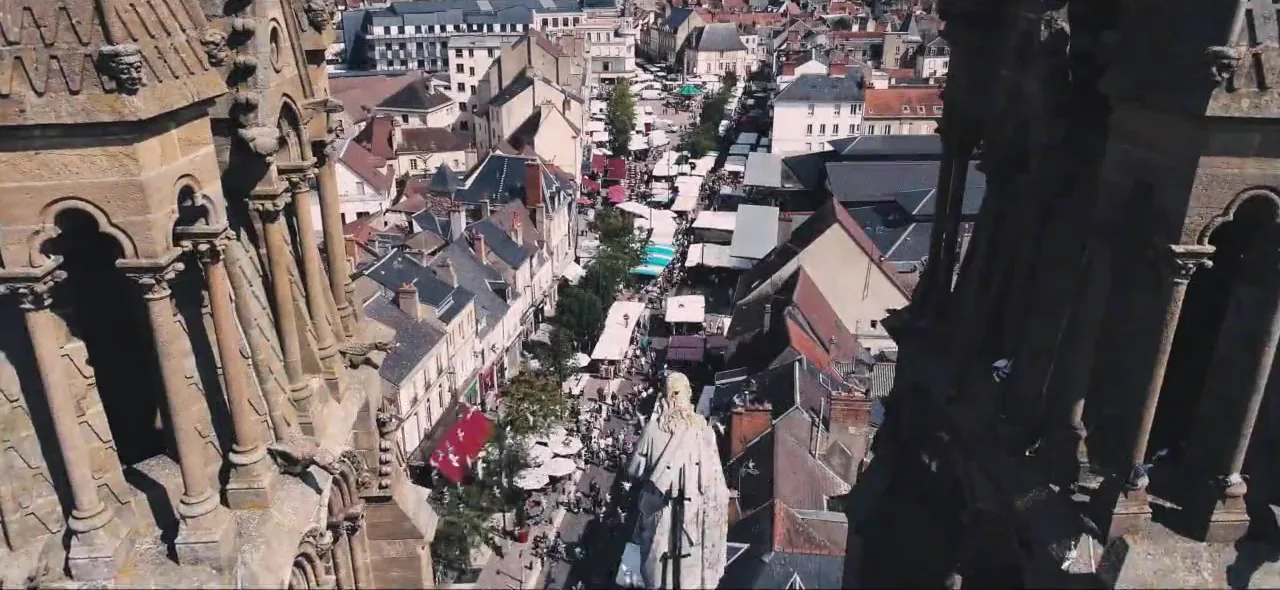 Vue aérienne de Moulins depuis les tours de la cathédrale, rue animée en contrebas